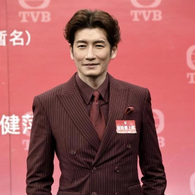 挟刀揉手-